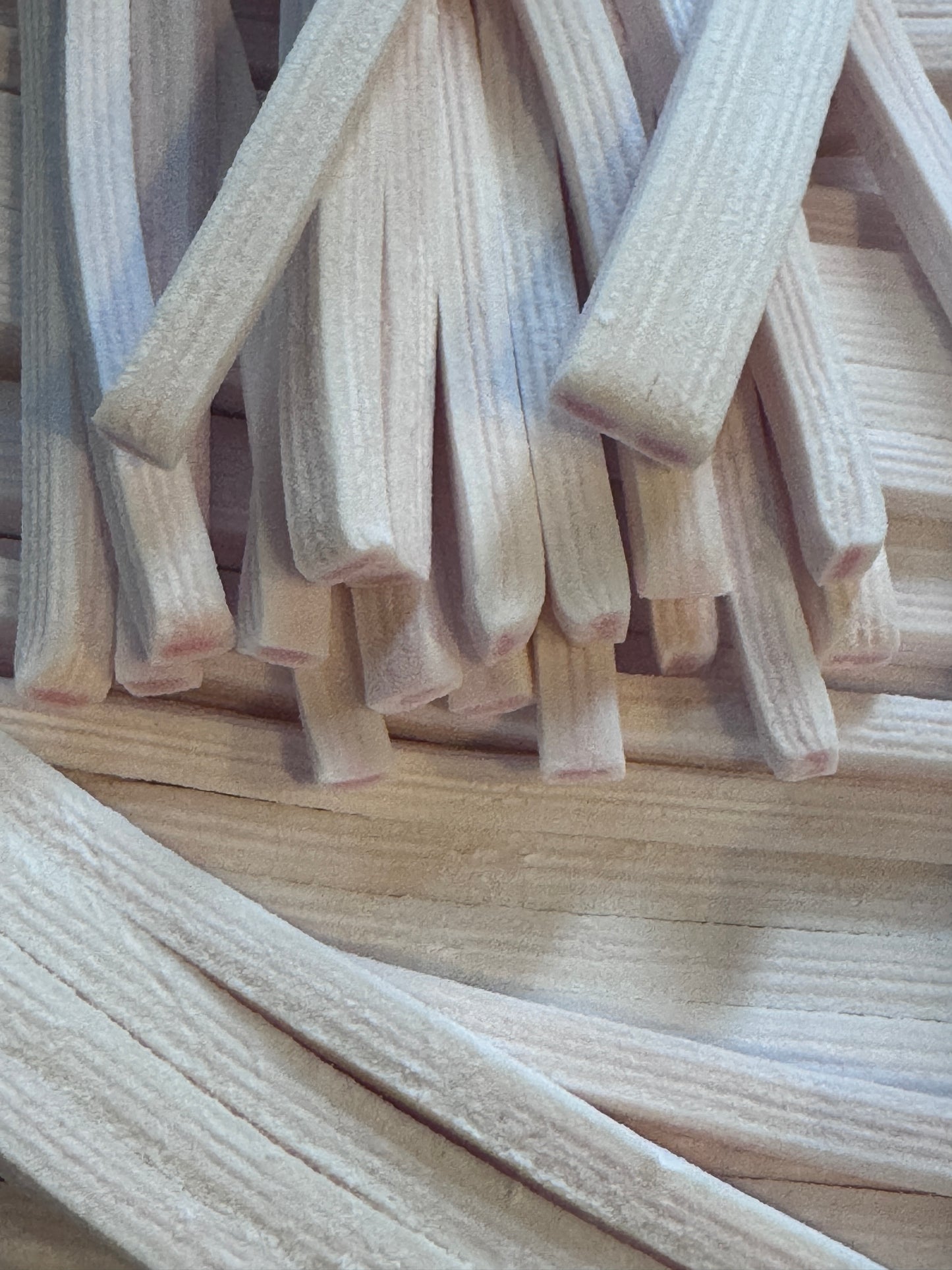 Strawberry and cream planks 100g